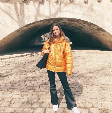 The beauty Céline Buckens stands at a height of 5 feet 6 inches.